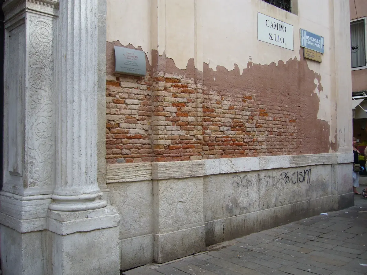fachada de ladrillo con humedad