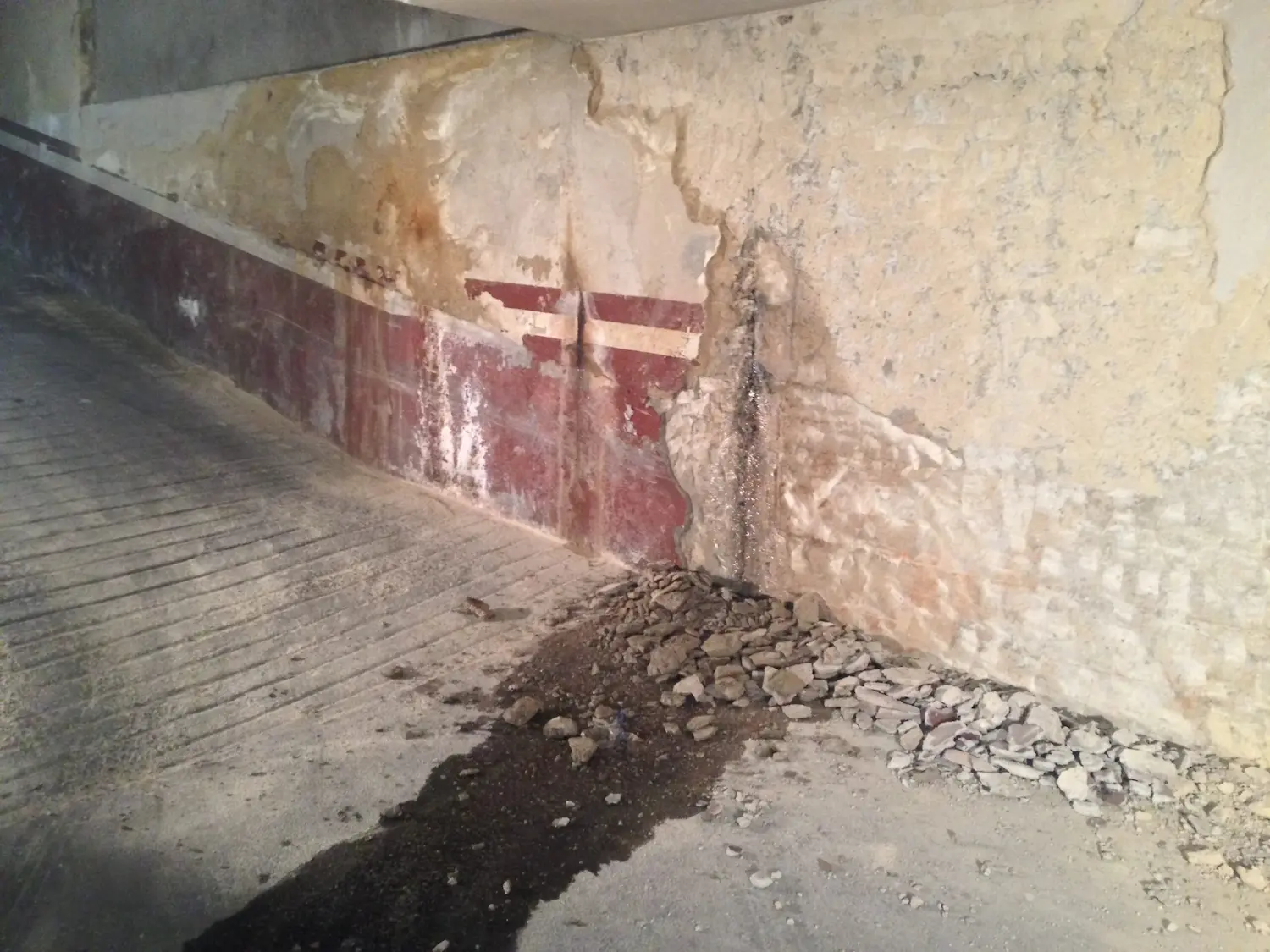 pared de garaje con humedad