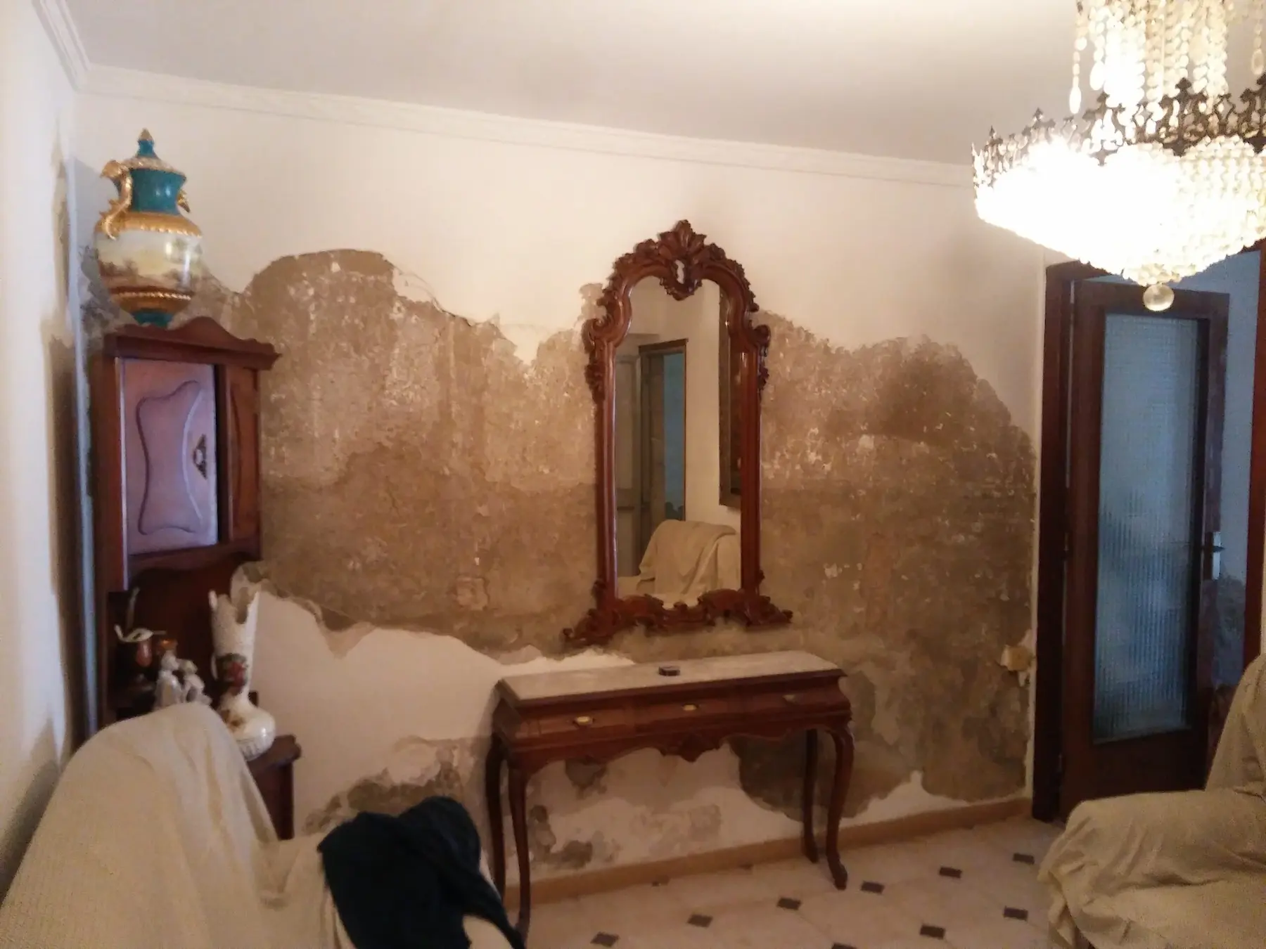 pared con espejos y humedad